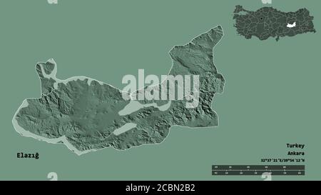 Form von Elazığ, Provinz der Türkei, mit seiner Hauptstadt auf festem Hintergrund isoliert. Entfernungsskala, Regionenvorschau und Beschriftungen. Farbige Höhenkarte. Stockfoto