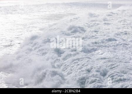 Schaumig stong Wellen krachen in den Ozean Stockfoto
