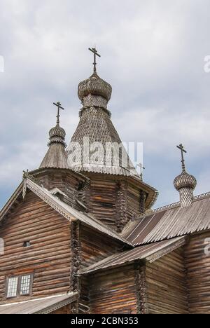 Alte hölzerne orthodoxe Kirche in Weliki Nowgorod. Russische Holzarchitektur Stockfoto