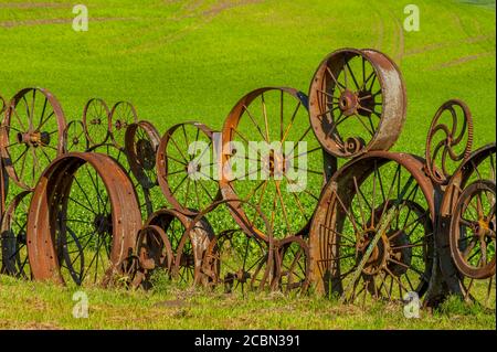 Der Radzaun am Dahmen Barn (Art Barn) aus alten Metallrädern in Whitman County im Palouse bei Pullman, Washington State, USA. Stockfoto