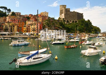 Erhöhter Blick auf den Hafen mit dem alten Fischerdorf und der mittelalterlichen Burg am Ufer des Golfes der Dichter, Lerici, La Spezia, Ligurien, Italien Stockfoto