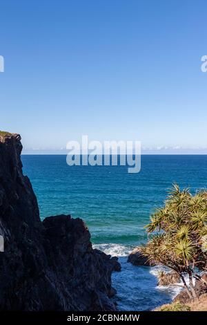 Landschaftlich schöner Blick auf die Küste mit großen Felsen an der Küste Stockfoto