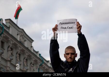 Moskau, Russland. 14. August 2020 EIN Mann hält ein Plakat mit der Aufschrift "Lukaschenko vor Gericht" während einer Kundgebung vor der belarussischen Botschaft, um die Belarussen zu unterstützen, die gegen die offiziellen Ergebnisse der belarussischen Präsidentschaftswahl 2020 protestieren und die Polizeigewalt gegen Demonstranten in Belarus ausübt Stockfoto