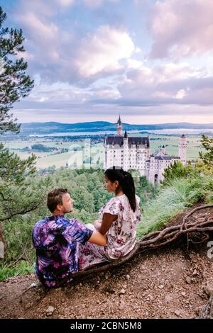 Zwei Männer und Frauen besuchen Schloss Neuschwanstein. Schöner Blick auf das weltberühmte Schloss Neuschwanstein, das romanische Revival aus dem 19. Jahrhundert Stockfoto