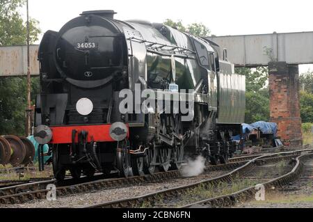 'Sir Keith Park' fährt um seinen Zug in Kidderminster Town. Stockfoto