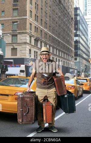 Tourist in einem Hut mit einem Haufen Koffer Stockfoto