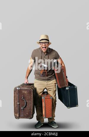 Tourist in einem Hut mit einem Haufen Koffer Stockfoto