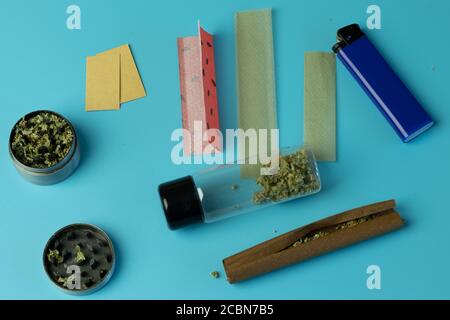 Leichteres, rauchfreies Papier mit Filtern. Cannabis stumpf, Marihuana-Gelenk und Unkraut in Mühle flach legen Stockfoto