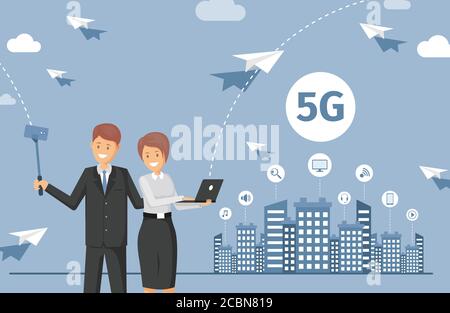Glücklich lächelnde Menschen in formellen Kleidern halten Laptop und Selfie-Stick mit Smartphone, mit High-Speed-Internet-Vektor flache Illustration. 5G-Netz-Funktechnologie. Stock Vektor