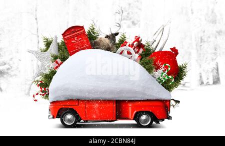 Weihnachtsmann Weihnachtsauto mit Geschenken und Weihnachtsbäumen Stockfoto