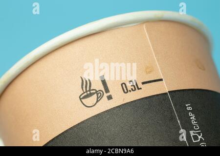 Moskau, Russland - 1. Juni 2020: Kaffeetasse mit Ikone Nahaufnahme, illustrative Editorial. Stockfoto