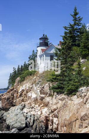 Vertikale Aufnahme des Bass Harbor Head Lighthouse in Tremont, USA, unter blauem Himmel Stockfoto