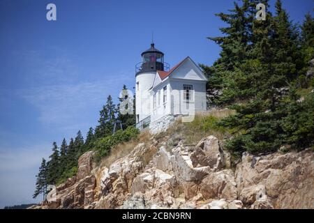 Schöne Aufnahme des Bass Harbor Head Lighthouse in Tremont, USA, unter dem blauen Himmel Stockfoto