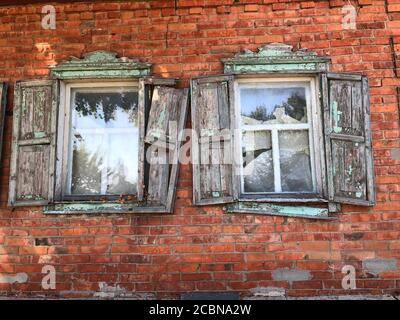 Alte Holzfenster mit Fensterläden. kraka blättert auf hölzernen Fensterläden Stockfoto