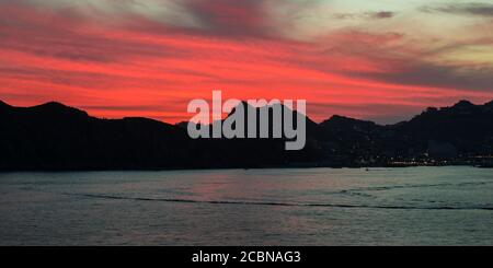 Wunderschöner Sonnenuntergang über Cabo San Lucas mit Silhouetten in den Bergen, Cabo San Lucas, Mexiko Stockfoto