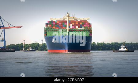 Containerschiff im Hamburger Hafen Stockfoto