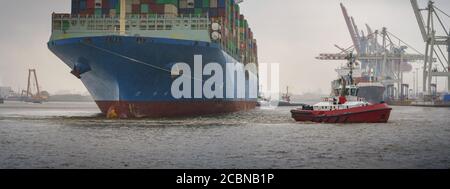 Frachtschiff im Hamburger Hafen bei Regenwetter Stockfoto