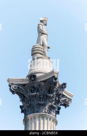 London-August-2020-England- eine Seitenansicht der Statue von lord horatio nelson am Trafalgar Square Stockfoto