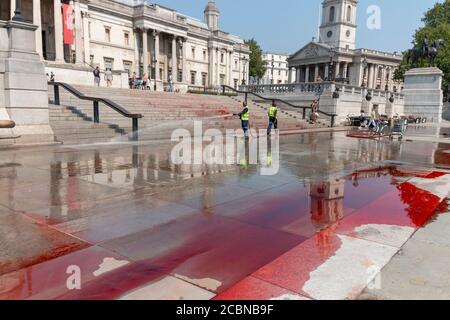 London-August-2020-England- eine Ansicht der Arbeiter, die rote Farbe danach wegwaschen Ein Protest auf dem Trafalgar Platz Stockfoto