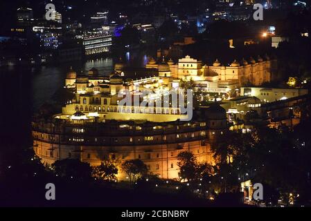 City Palace Nacht Blick von Shri Manshapurna Karni Mata Tempel für Stadt - Udaipur Indien. Stockfoto