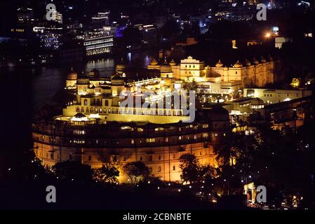 City Palace Nacht Blick von Shri Manshapurna Karni Mata Tempel für Stadt - Udaipur Indien. Stockfoto