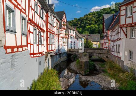 Monreal, idyllisches Fachwerkdorf im Elztal, im Landkreis Mayen-Koblenz in Rheinland-Pfalz, Deutschland, Stockfoto