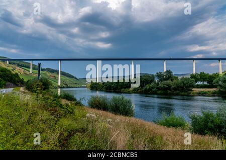 Die Hochmoselbrücke, Bundesstraße B50 mit der Hochmoselbrücke, 160 Meter hoch und 1.7 Kilometer lang, über das Moseltal, ne Stockfoto