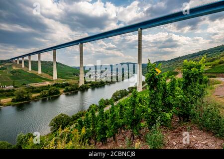 Die Hochmoselbrücke, Bundesstraße B50 mit der Hochmoselbrücke, 160 Meter hoch und 1.7 Kilometer lang, über das Moseltal, ne Stockfoto