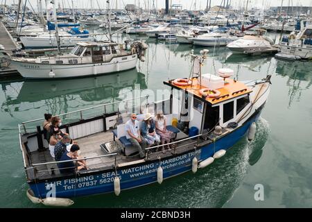 Ramsgate, Großbritannien - 8. August 2020 Touristen fahren auf einer Robbenbeobachtungsbootstour vom Ramsgate Royal Hafen mit Masken im Einklang mit den Empfehlungen rela Stockfoto