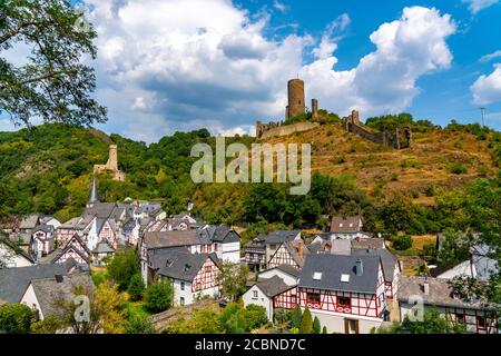 Monreal, idyllisches Fachwerkdorf im Elztal, Ruine der Löwenburg und links von der Philippsburg, im Ortsteil Mayen- Stockfoto