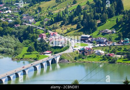 Bicaz See und Poiana Teiului Viadukt in Rumänien Stockfoto