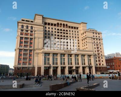 MOSKAU - MAI 21: Four Seasons Hotel Moskau Gebäude und Menschen zu Fuß am 21. Mai 2019 auf dem Manesch-Platz in Moskau. Stockfoto