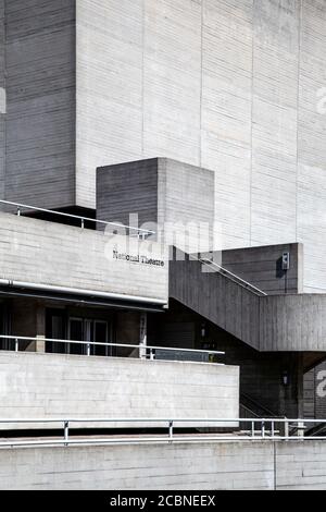 Brutalistisches Äußeres des Nationaltheaters in der Southbank, London, Großbritannien Stockfoto