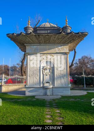 ISTANBUL, TÜRKEI - 9. JANUAR 2014: Historischer osmanischer Brunnen des Kucuksu Palastes (Pavillon) in Bosporus, Istanbul Stockfoto