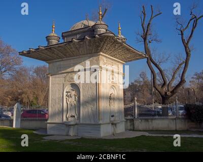 ISTANBUL, TÜRKEI - 9. JANUAR 2014: Historischer osmanischer Brunnen des Kucuksu Palastes (Pavillon) in Bosporus, Istanbul Stockfoto