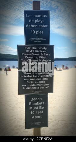 STONY POINT, NY, VEREINIGTE STAATEN - Jul 29, 2020: 07/28/2020: See Welch Beach Schilder mit COVID-19 Social Distancing Rules / Vorsichtsmaßnahmen Posted in Deutsch Stockfoto