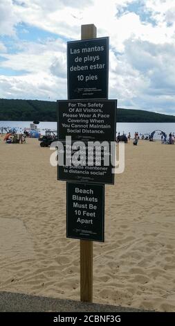 STONY POINT, NY, VEREINIGTE STAATEN - Jul 29, 2020: 07/28/2020: See Welch Beach Schilder mit COVID-19 Social Distancing Rules / Vorsichtsmaßnahmen Posted in Deutsch Stockfoto