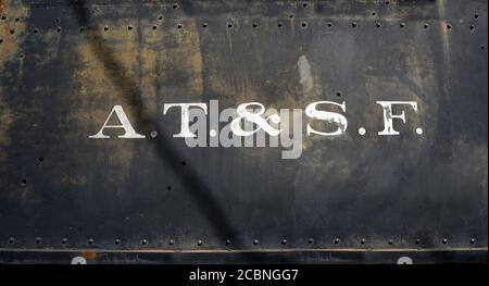 Nahaufnahme einer alten Atchison Topeka und Santa Fe Eisenbahnlokomotive im ländlichen Madrid, New Mexico USA. Stockfoto