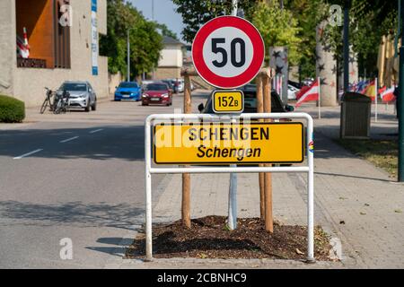 Die Stadt Schengen, an der Mosel, im Großherzogtum Luxemburg, wo das Schengener Abkommen von 1985 unterzeichnet wurde, Stadtschild, Stockfoto