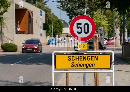 Die Stadt Schengen, an der Mosel, im Großherzogtum Luxemburg, wo das Schengener Abkommen von 1985 unterzeichnet wurde, Stadtschild, Stockfoto