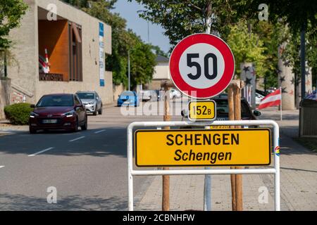 Die Stadt Schengen, an der Mosel, im Großherzogtum Luxemburg, wo das Schengener Abkommen von 1985 unterzeichnet wurde, Stadtschild, Stockfoto