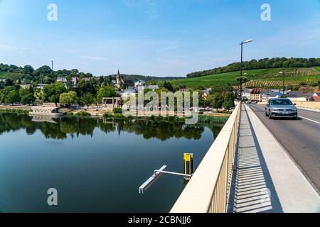 Der Ort Schengen, an der Mosel, im Großherzogtum Luxemburg, wo das Schengener Abkommen von 1985 unterzeichnet wurde, Mosellebrücke Stockfoto