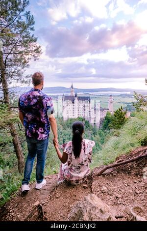 Zwei Männer und Frauen besuchen Schloss Neuschwanstein. Schöner Blick auf das weltberühmte Schloss Neuschwanstein, das romanische Revival aus dem 19. Jahrhundert Stockfoto