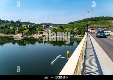 Der Ort Schengen, an der Mosel, im Großherzogtum Luxemburg, wo das Schengener Abkommen von 1985 unterzeichnet wurde, Mosellebrücke Stockfoto