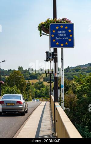 Der Ort Schengen, an der Mosel, im Großherzogtum Luxemburg, wo das Schengener Abkommen von 1985 unterzeichnet wurde, Mosellebrücke Stockfoto