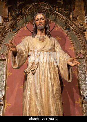 BARCELONA, SPANIEN - 3. MÄRZ 2020:die geschnitzte polychrome Statue des Herzens Jesu in der Kirche Iglesia Sant Ramon De Penyafort. Stockfoto