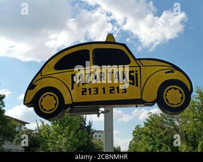 Gelb gefärbte volkswagen Taxi Figur vor dem Taxi Stellen Sie sich im Stadtteil Bahçelievler auf Stockfoto