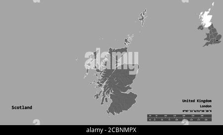 Form von Schottland, Region von Großbritannien, mit seiner Hauptstadt isoliert auf festem Hintergrund. Entfernungsskala, Regionenvorschau und Beschriftungen. Bilevel Elevati Stockfoto
