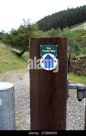 Schild für den Pendle Way Wanderweg auf einer Holzpfosten durch Upper Ogden Reservoir auf dem Weg nach Pendle Hill von Gerste, Pendle, Lancashire, England, Großbritannien. Stockfoto