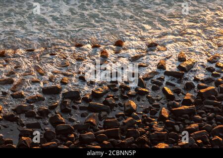 Oceran Wellen brechen auf dem felsigen Strand Stockfoto